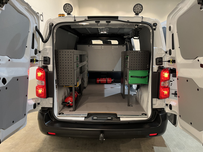 Peugeot e-Expert EV L2 75 kWh Servicebus / Inrichting / 100% Elektrisch / Airco / 220V. / Trekhaak / Camera / Cruise Control / Navigatie / CarPlay / 3-Zits / 1.900 KM !! - Kis furgon, Elektromos kisteherautó: 4 kép. Peugeot e-Expert EV L2 75 kWh Servicebus / Inrichting / 100% Elektrisch / Airco / 220V. / Trekhaak / Camera / Cruise Control / Navigatie / CarPlay / 3-Zits / 1.900 KM !! - Kis furgon, Elektromos kisteherautó: 4 kép.