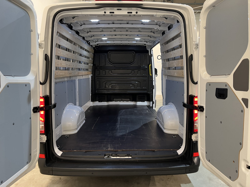 Volkswagen Crafter 30 2.0 TDI L3H2 140 PK Automaat / Euro 6 / Airco / Cruise Control / Camera / CarPlay / 3-Zits / 18.500 KM !! - Kis furgon: 5 kép. Volkswagen Crafter 30 2.0 TDI L3H2 140 PK Automaat / Euro 6 / Airco / Cruise Control / Camera / CarPlay / 3-Zits / 18.500 KM !! - Kis furgon: 5 kép.