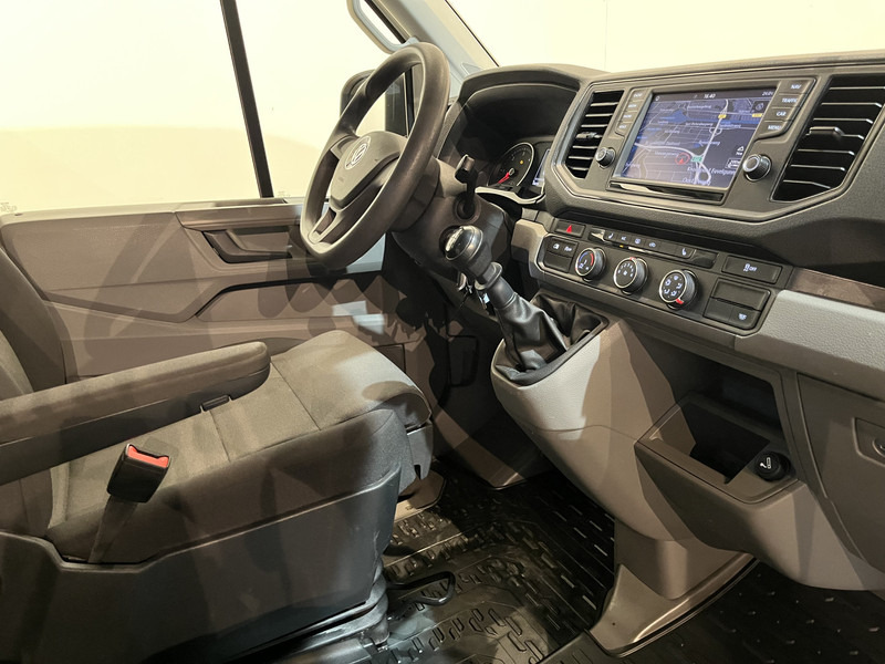 Volkswagen Crafter 35 2.0 TDI L3H3 140 PK RWD Servicebus / Aluca Inrichting / Euro 6 / Trekhaak 3000 KG / Airco / Camera / Navigatie / CarPlay - Furgon: 3 kép. Volkswagen Crafter 35 2.0 TDI L3H3 140 PK RWD Servicebus / Aluca Inrichting / Euro 6 / Trekhaak 3000 KG / Airco / Camera / Navigatie / CarPlay - Furgon: 3 kép.