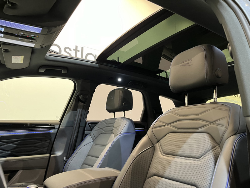 Volkswagen Touareg R 3.0 TSi 462 PK eHybrid 4MOTION Full Options / Luchtvering / IQ Matrix / 360 Camera / Panoramadak / Head-Up / Leder / Stoelventilatie / Stoelverwarming - Terepjáró/ SUV: 5 kép. Volkswagen Touareg R 3.0 TSi 462 PK eHybrid 4MOTION Full Options / Luchtvering / IQ Matrix / 360 Camera / Panoramadak / Head-Up / Leder / Stoelventilatie / Stoelverwarming - Terepjáró/ SUV: 5 kép.