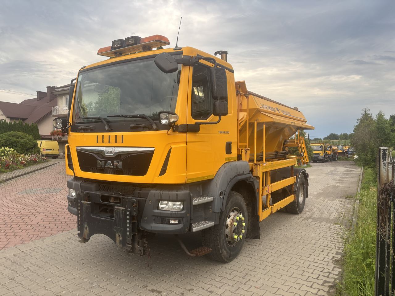 MAN TGM 18.250 4X4BB GRITTER/SPREADER/PLOUGH - Hóeltakarító gép: 1 kép. MAN TGM 18.250 4X4BB GRITTER/SPREADER/PLOUGH - Hóeltakarító gép: 1 kép.