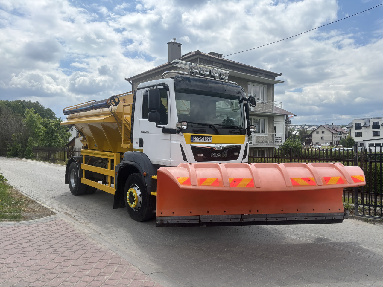 MAN TGM 18.290 4X4BB GRITTER/SPREADER PLOUGH ECON - Hóeltakarító gép: 1 kép. MAN TGM 18.290 4X4BB GRITTER/SPREADER PLOUGH ECON - Hóeltakarító gép: 1 kép.