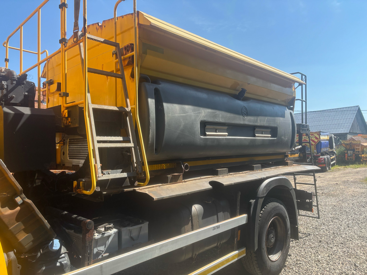 MERCEDES AROCS 1824 4x4BB GRITTER/SPREADER/PLOUGH - Hóeltakarító gép: 3 kép. MERCEDES AROCS 1824 4x4BB GRITTER/SPREADER/PLOUGH - Hóeltakarító gép: 3 kép.