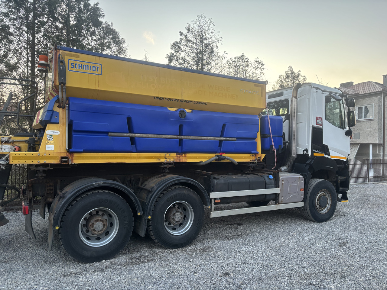 RENAULT K380 6x6 K380 6x6 SCHMIDT STRATOS III GRITTER/SPREADER PLOUGH - Hóeltakarító gép: 3 kép. RENAULT K380 6x6 K380 6x6 SCHMIDT STRATOS III GRITTER/SPREADER PLOUGH - Hóeltakarító gép: 3 kép.
