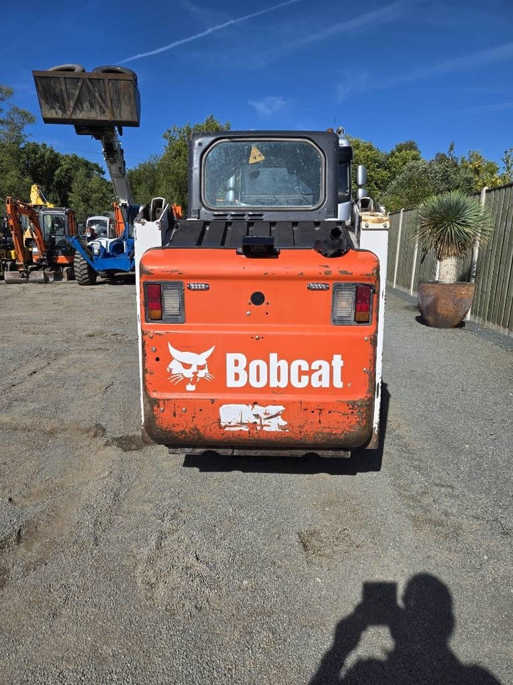 Bobcat S 130 - Mini homlokrakodó: 3 kép. Bobcat S 130 - Mini homlokrakodó: 3 kép.