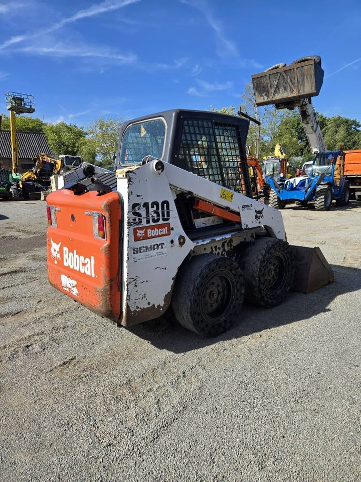 Bobcat S 130 - Mini homlokrakodó: 4 kép. Bobcat S 130 - Mini homlokrakodó: 4 kép.