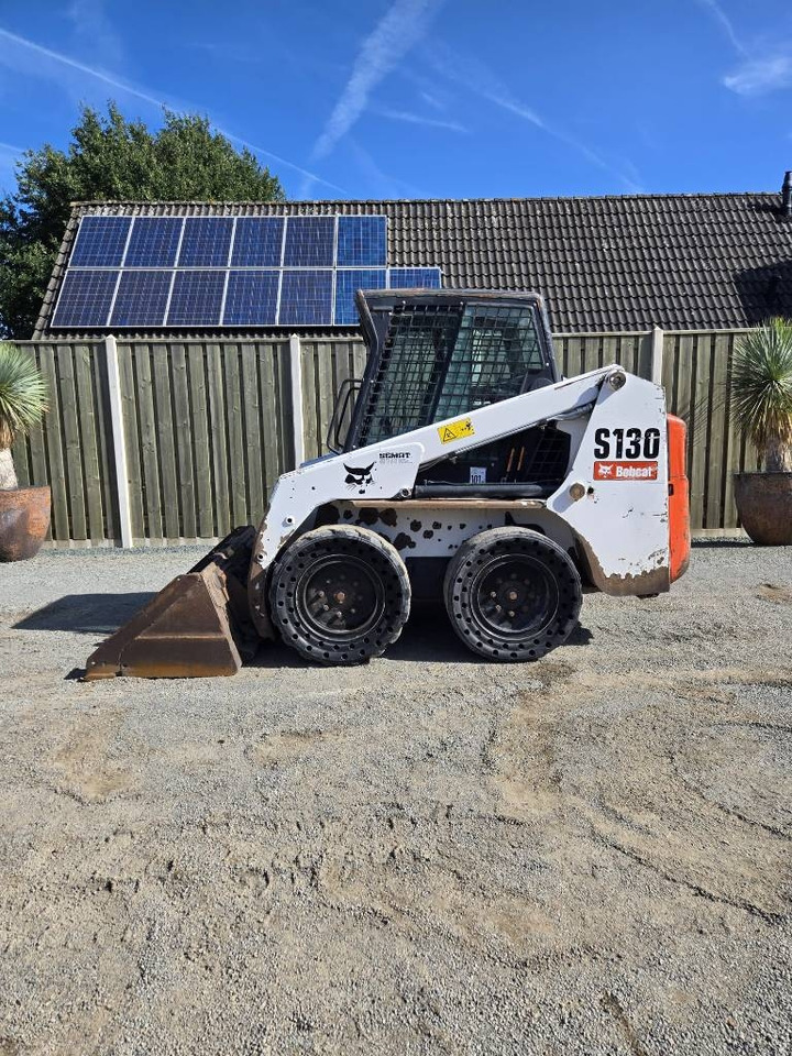 Bobcat S 130 - Mini homlokrakodó: 1 kép. Bobcat S 130 - Mini homlokrakodó: 1 kép.