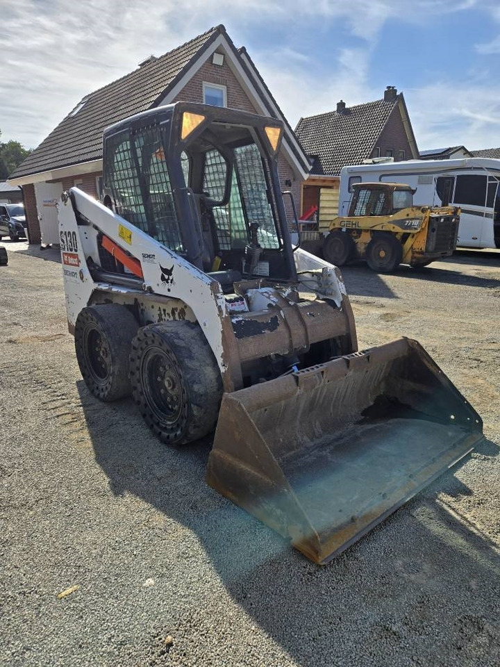 Bobcat S 130 - Mini homlokrakodó: 5 kép. Bobcat S 130 - Mini homlokrakodó: 5 kép.