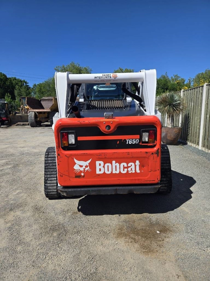 Bobcat T 650 - Mini homlokrakodó: 3 kép. Bobcat T 650 - Mini homlokrakodó: 3 kép.