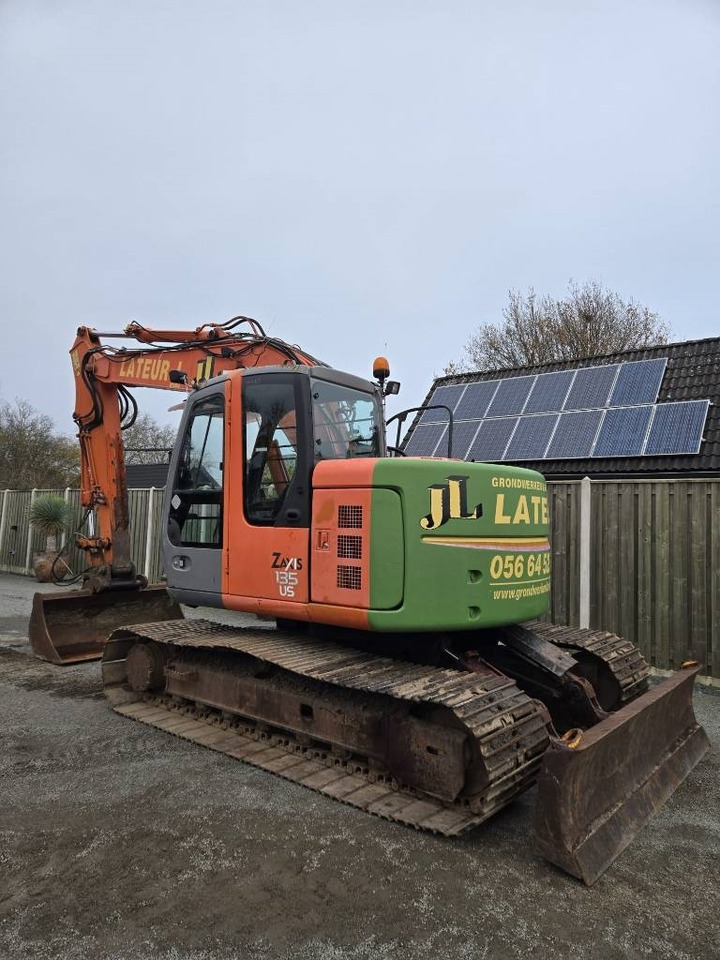 Hitachi ZX 135 US - Lánctalpas kotró: 2 kép. Hitachi ZX 135 US - Lánctalpas kotró: 2 kép.