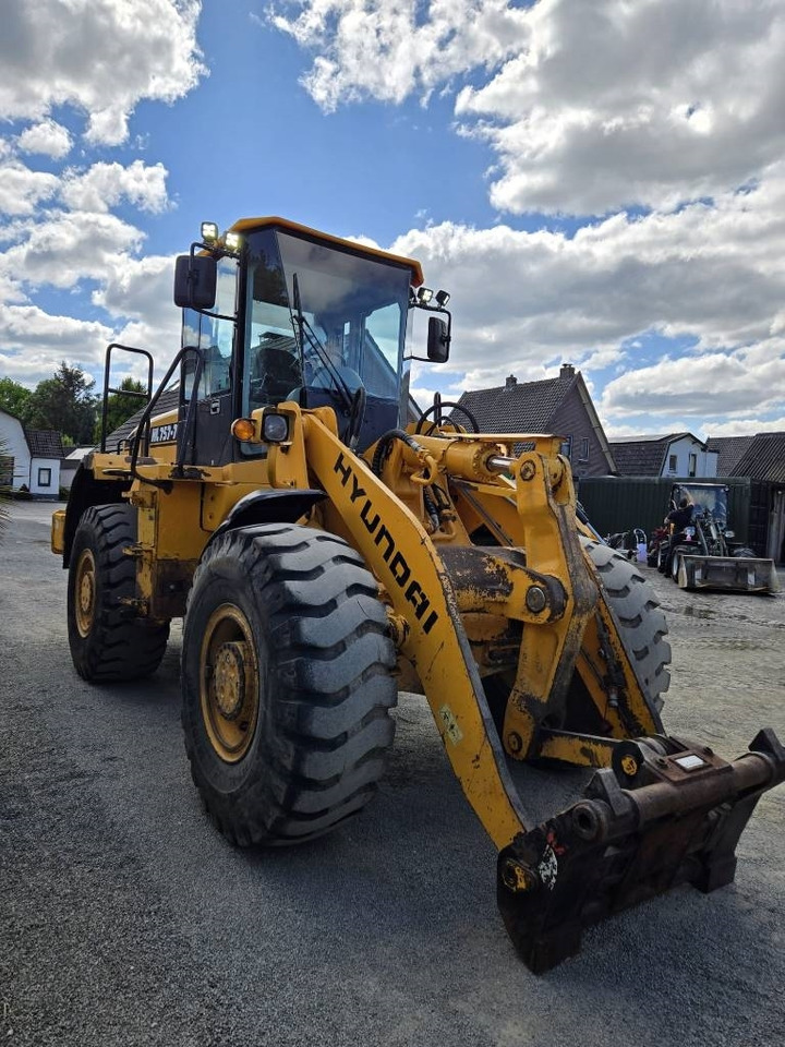 Hyundai HL 757-7 - Gumikerekes homlokrakodó: 5 kép. Hyundai HL 757-7 - Gumikerekes homlokrakodó: 5 kép.