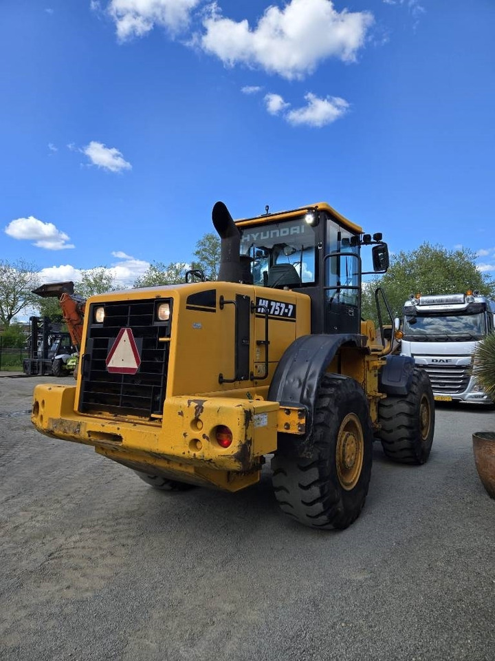 Hyundai HL 757-7 - Gumikerekes homlokrakodó: 4 kép. Hyundai HL 757-7 - Gumikerekes homlokrakodó: 4 kép.