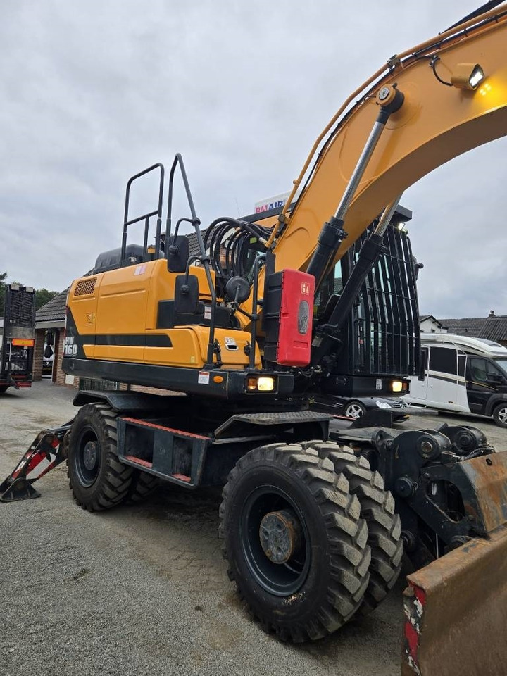 Hyundai HW 160 - Gumikerekes kotró: 5 kép. Hyundai HW 160 - Gumikerekes kotró: 5 kép.