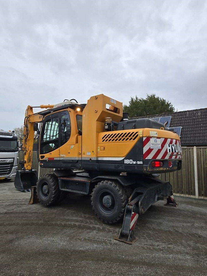 Hyundai R 180W-9A - Gumikerekes kotró: 2 kép. Hyundai R 180W-9A - Gumikerekes kotró: 2 kép.