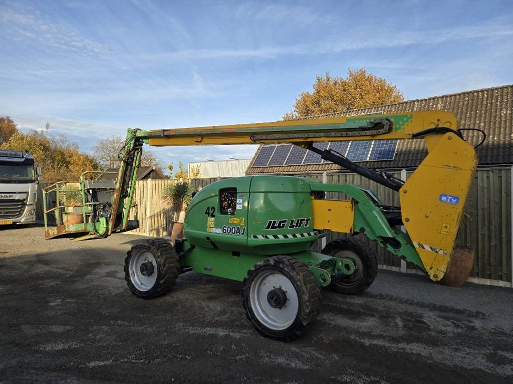 JLG 600 AJ - Személyemelő: 2 kép. JLG 600 AJ - Személyemelő: 2 kép.