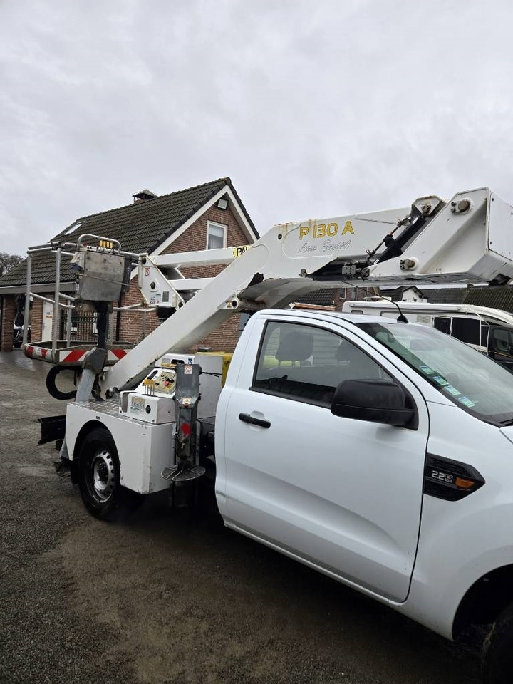 Palfinger P 130 A - Emelőkosaras teherautó: 5 kép. Palfinger P 130 A - Emelőkosaras teherautó: 5 kép.