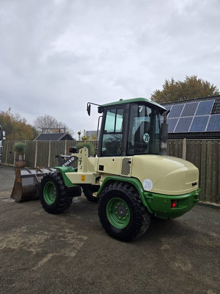 Volvo L 30 B - Gumikerekes homlokrakodó: 5 kép. Volvo L 30 B - Gumikerekes homlokrakodó: 5 kép.