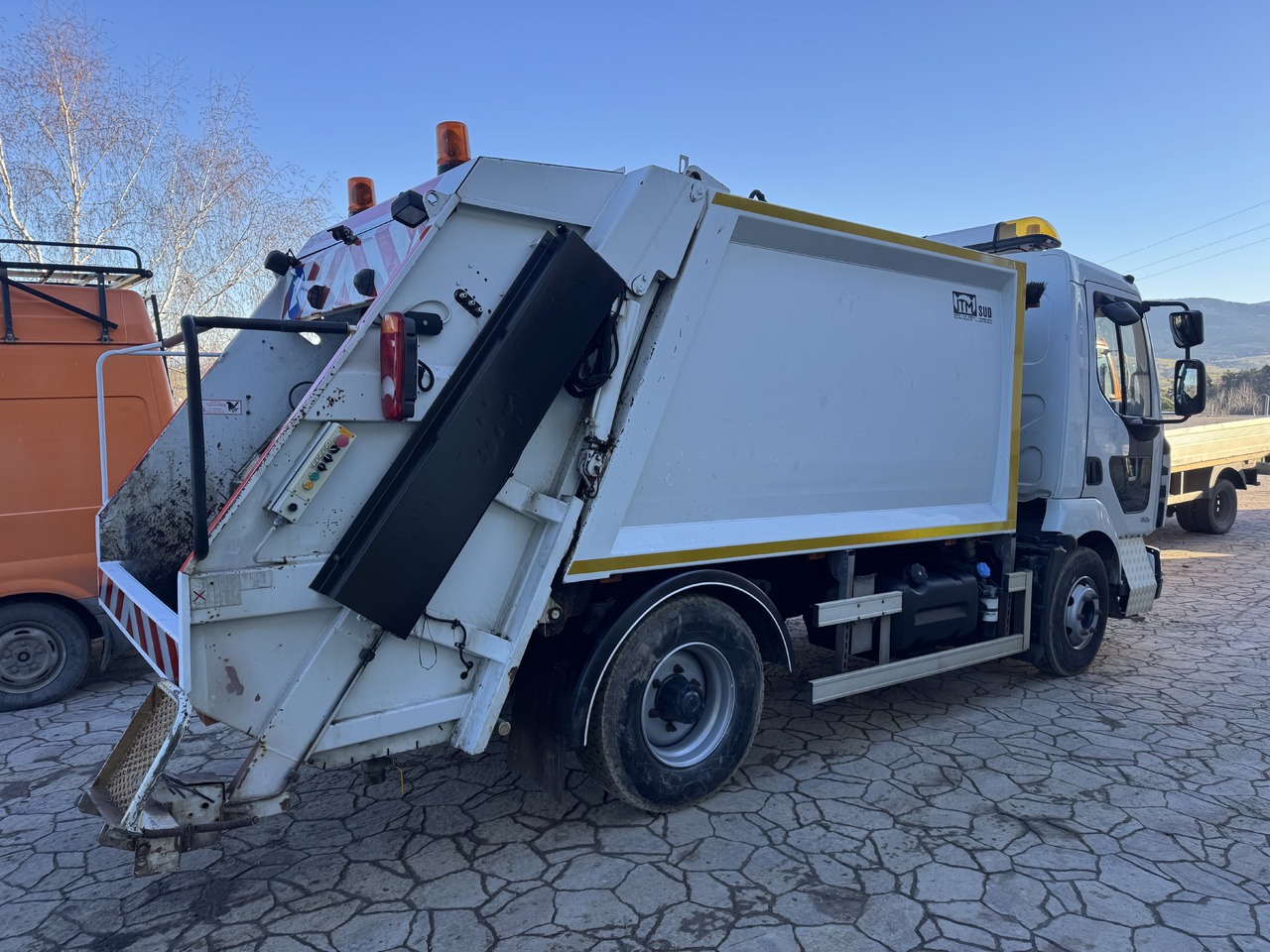 Renault Midlum 180 DXi - Szemetesautó: 4 kép. Renault Midlum 180 DXi - Szemetesautó: 4 kép.