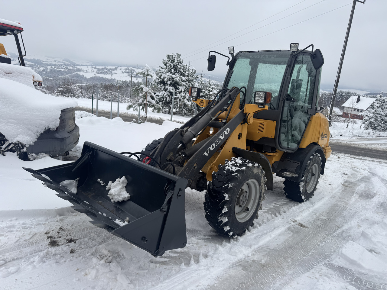Volvo L20B L20 5t low mth - Gumikerekes homlokrakodó: 2 kép. Volvo L20B L20 5t low mth - Gumikerekes homlokrakodó: 2 kép.