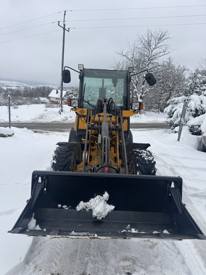 Volvo L20B L20 5t low mth - Gumikerekes homlokrakodó: 3 kép. Volvo L20B L20 5t low mth - Gumikerekes homlokrakodó: 3 kép.