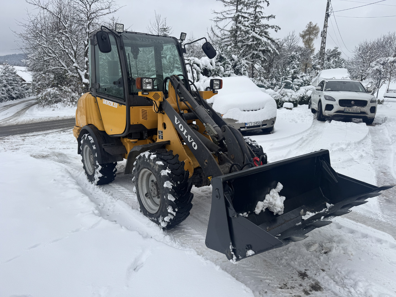 Volvo L20B L20 5t low mth - Gumikerekes homlokrakodó: 4 kép. Volvo L20B L20 5t low mth - Gumikerekes homlokrakodó: 4 kép.