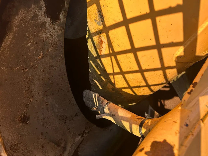 AUTOMIX AM12 - 12m³ - Betonkeverő félpótkocsi: 4 kép. AUTOMIX AM12 - 12m³ - Betonkeverő félpótkocsi: 4 kép.