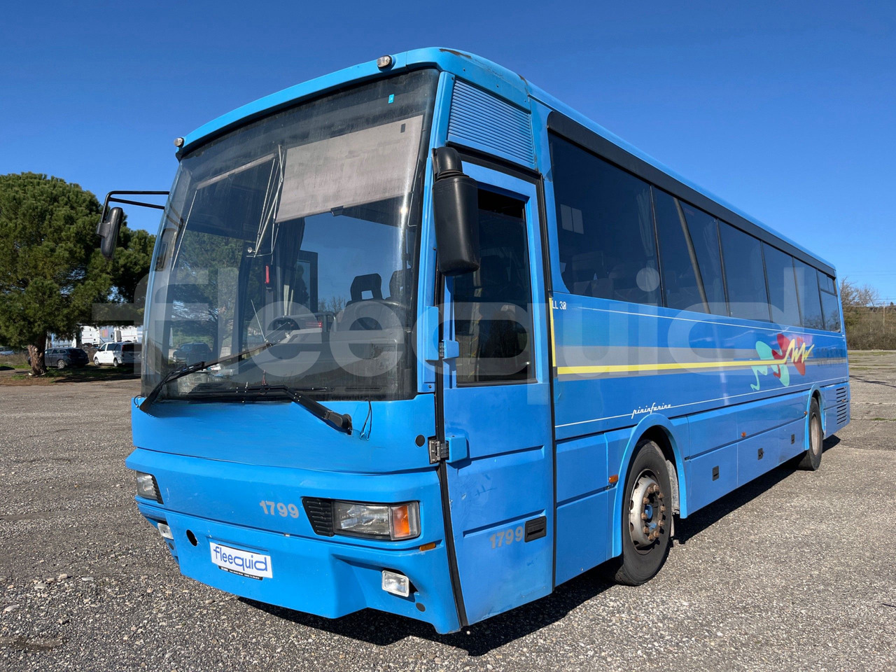 De Simon Starbus - Távolsági busz: 4 kép. De Simon Starbus - Távolsági busz: 4 kép.