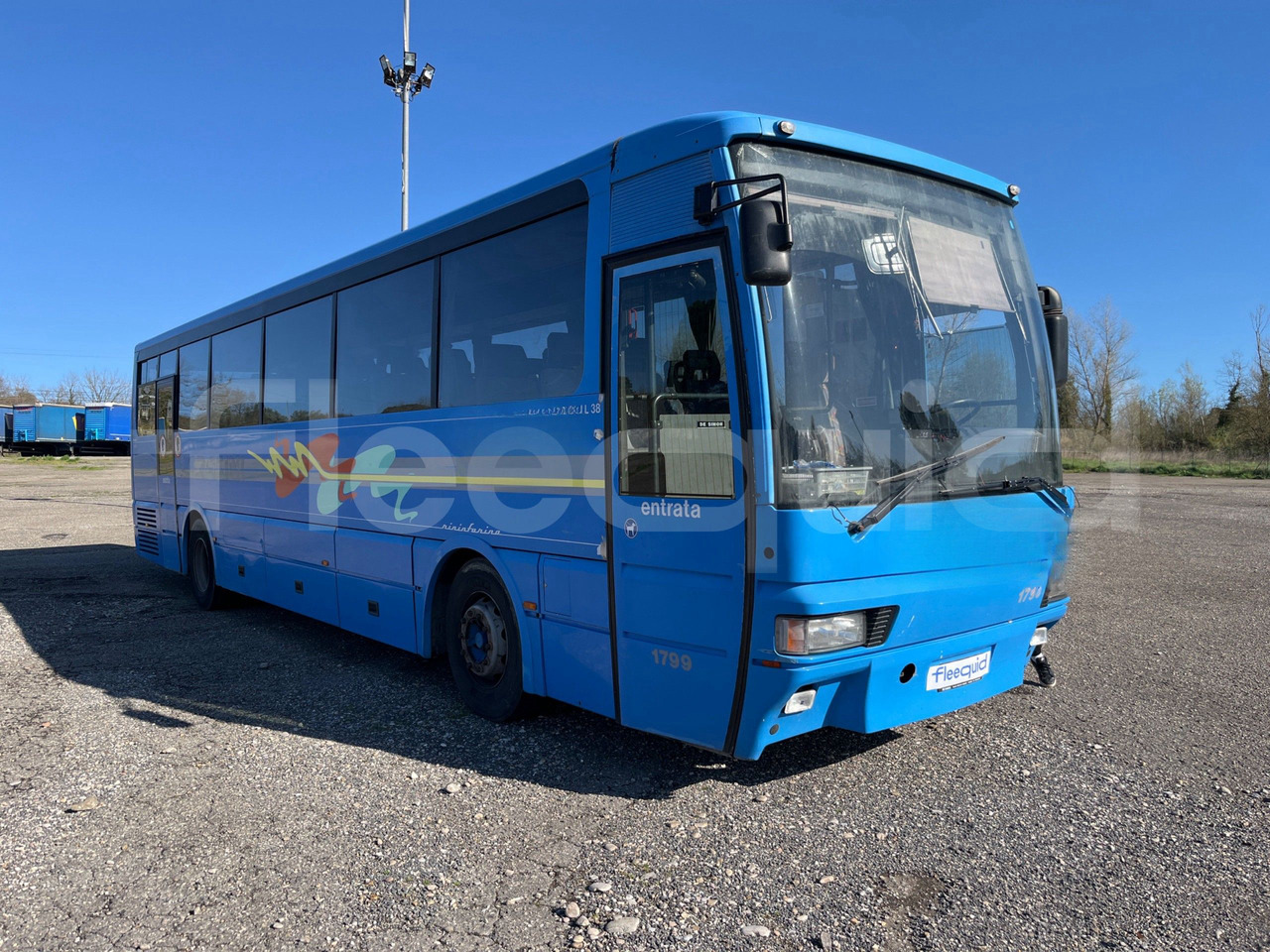 De Simon Starbus - Távolsági busz: 1 kép. De Simon Starbus - Távolsági busz: 1 kép.