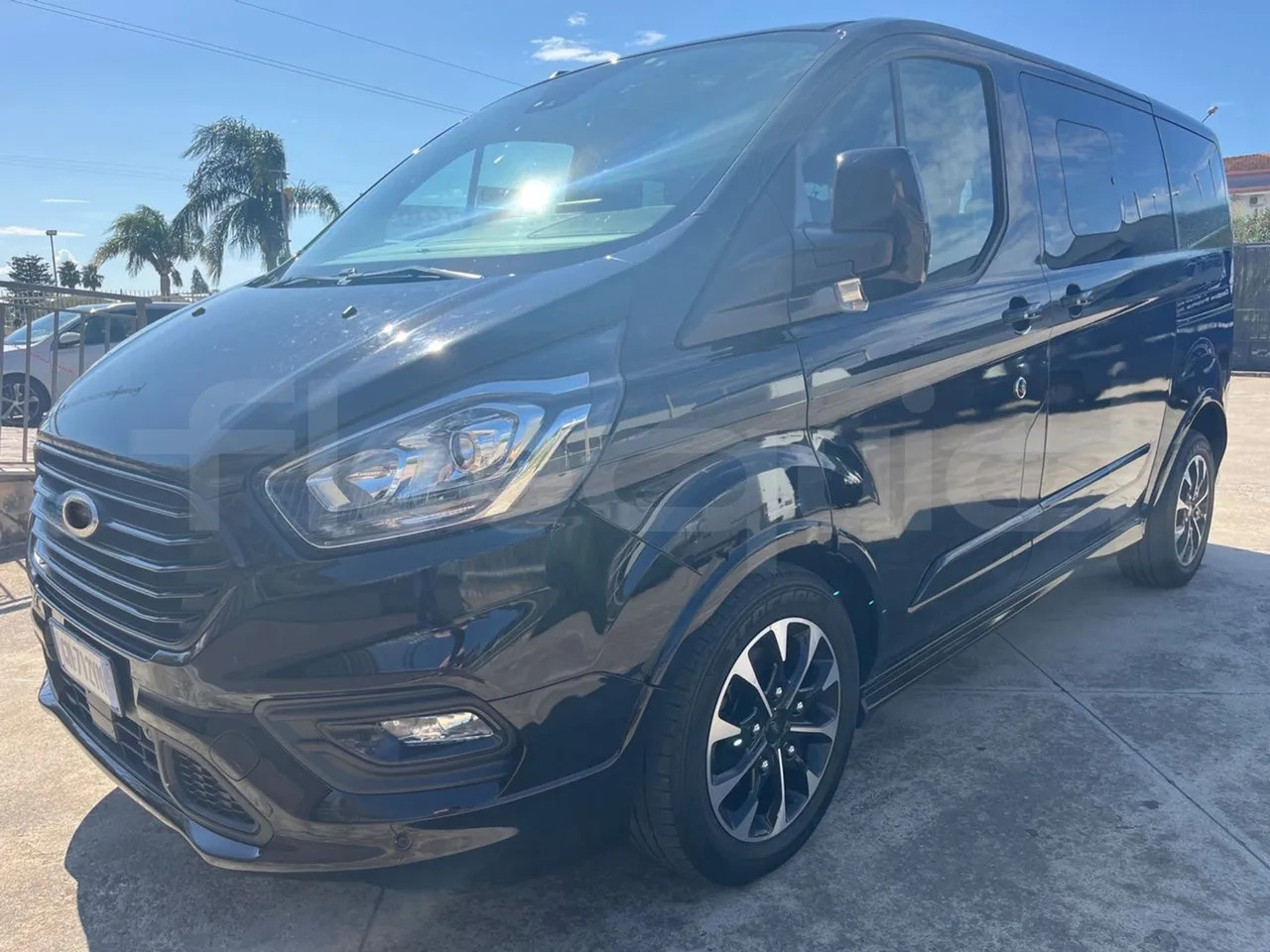 Ford Tourneo Custom - Minibusz, Kisbusz: 4 kép. Ford Tourneo Custom - Minibusz, Kisbusz: 4 kép.