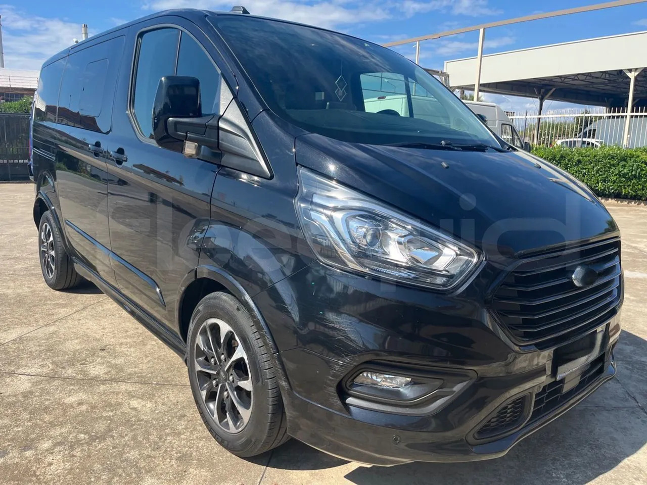 Ford Tourneo Custom - Minibusz, Kisbusz: 1 kép. Ford Tourneo Custom - Minibusz, Kisbusz: 1 kép.