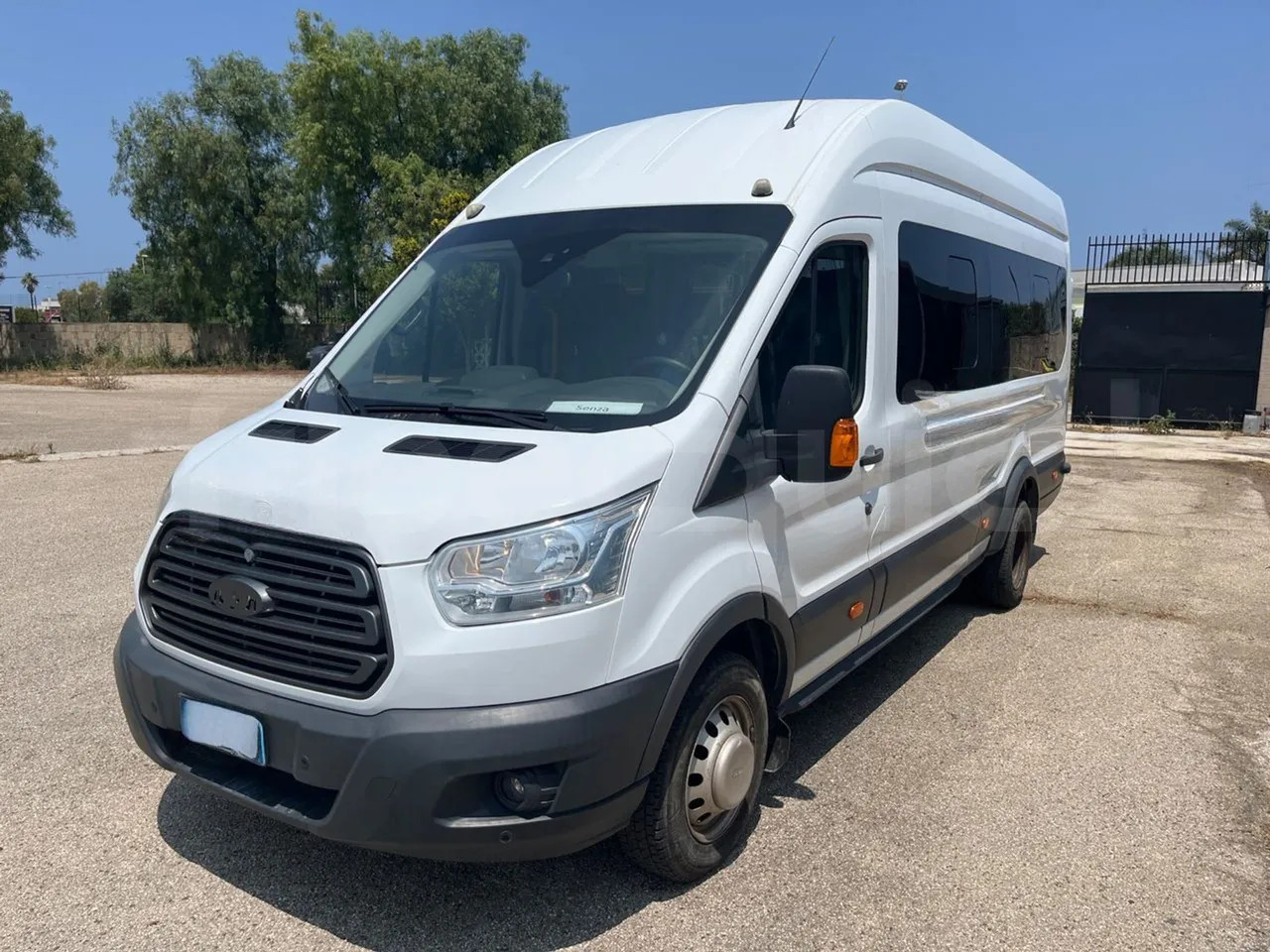 Ford Transit - Minibusz, Kisbusz: 4 kép. Ford Transit - Minibusz, Kisbusz: 4 kép.