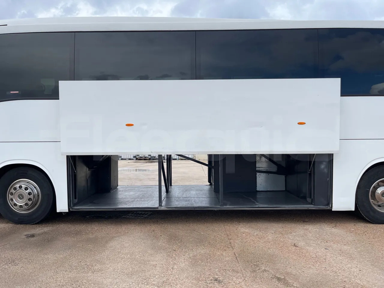 Távolsági busz Irisbus 397E.12: 7 kép. Távolsági busz Irisbus 397E.12: 7 kép.