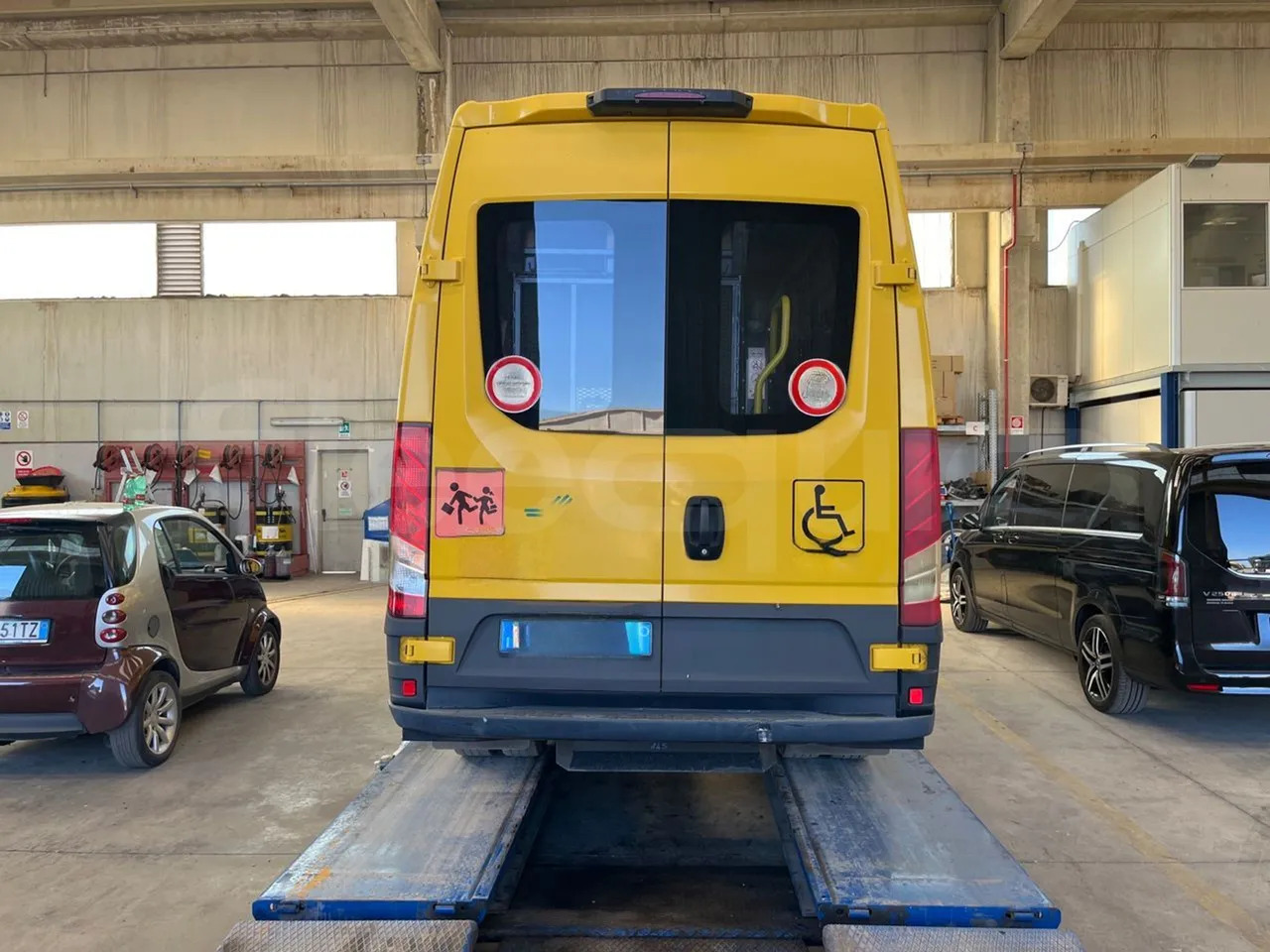 Iveco Daily - Iskolabusz: 4 kép. Iveco Daily - Iskolabusz: 4 kép.