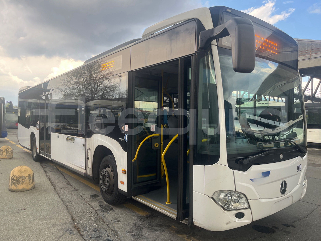 Mercedes-Benz Citaro - Városi busz: 1 kép. Mercedes-Benz Citaro - Városi busz: 1 kép.