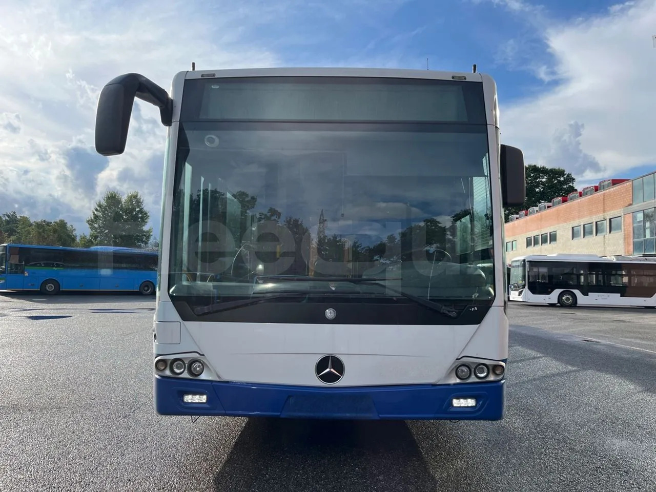Mercedes-Benz Conecto - Városi busz: 2 kép. Mercedes-Benz Conecto - Városi busz: 2 kép.