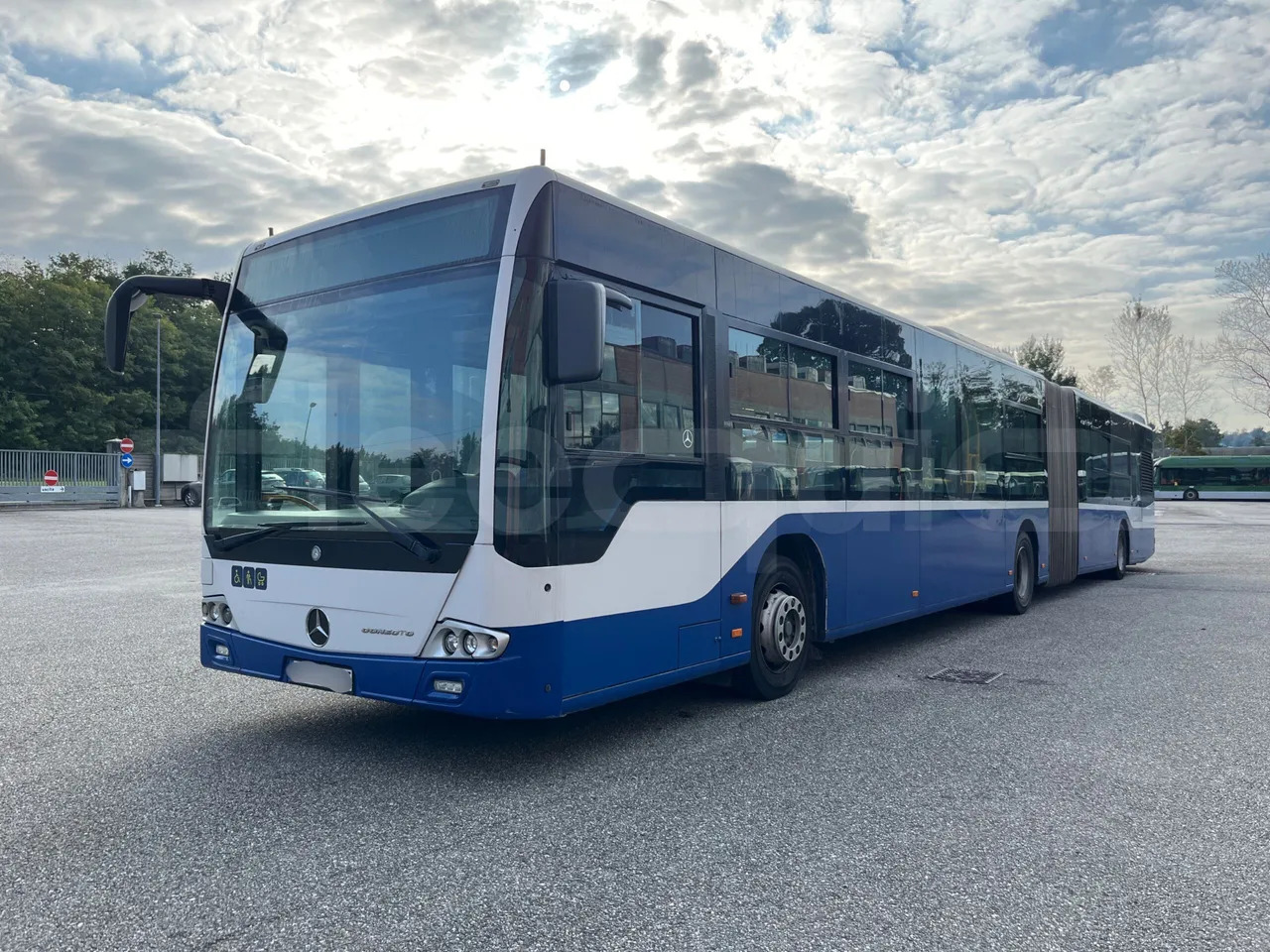 Mercedes-Benz Conecto - Városi busz: 4 kép. Mercedes-Benz Conecto - Városi busz: 4 kép.