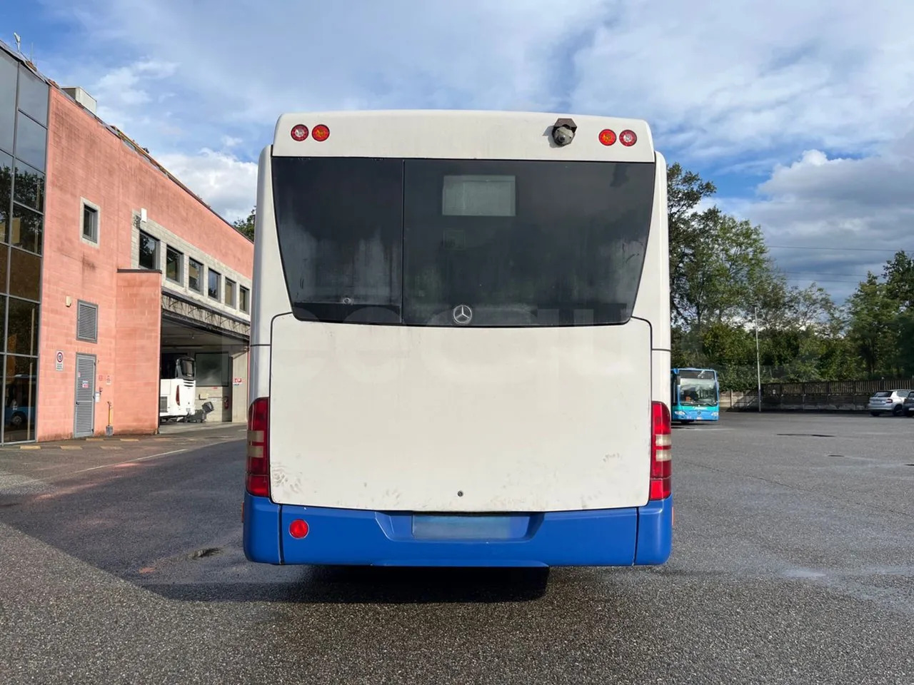 Mercedes-Benz Conecto - Városi busz: 5 kép. Mercedes-Benz Conecto - Városi busz: 5 kép.