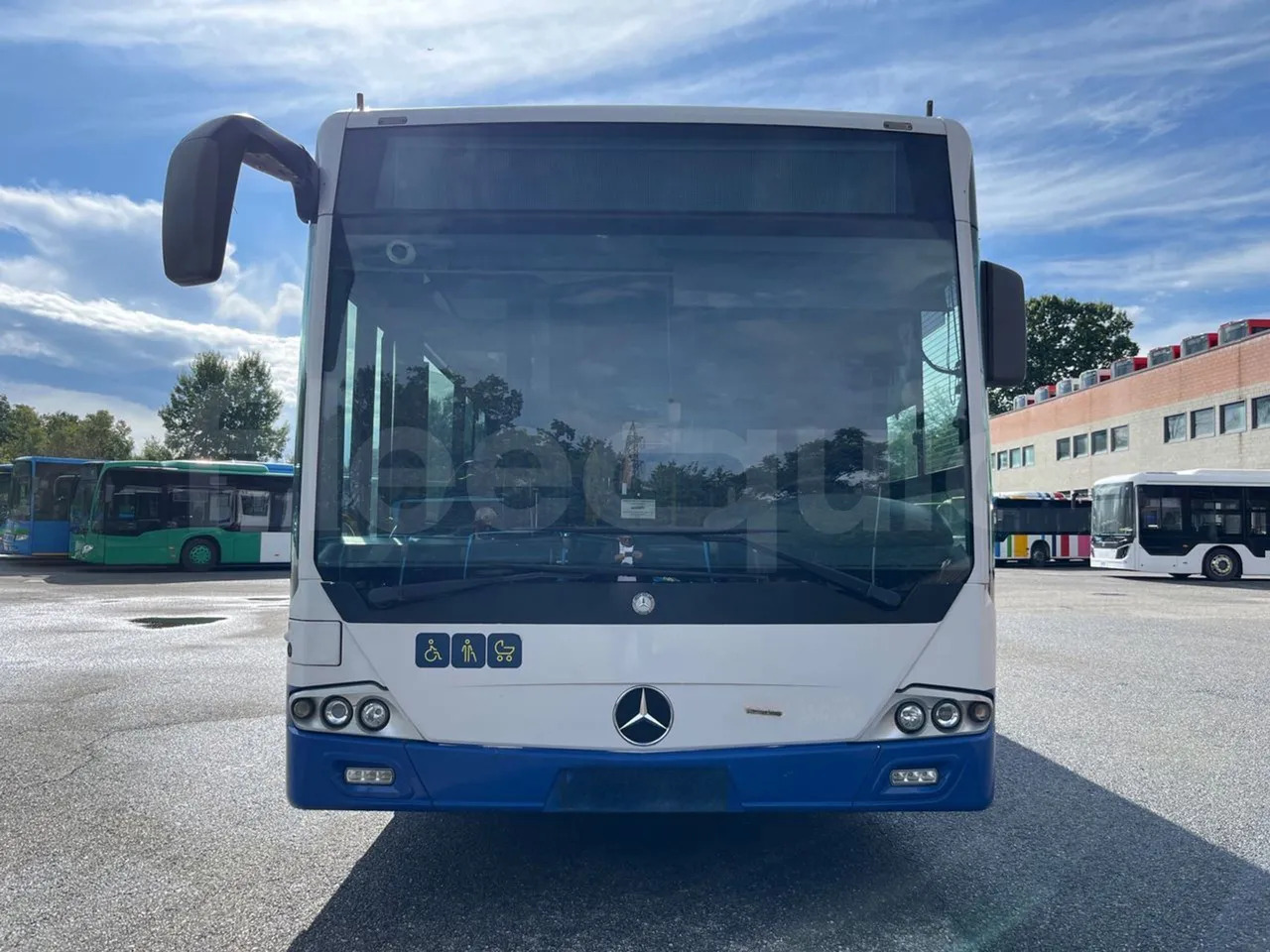 Mercedes-Benz Conecto - Városi busz: 2 kép. Mercedes-Benz Conecto - Városi busz: 2 kép.