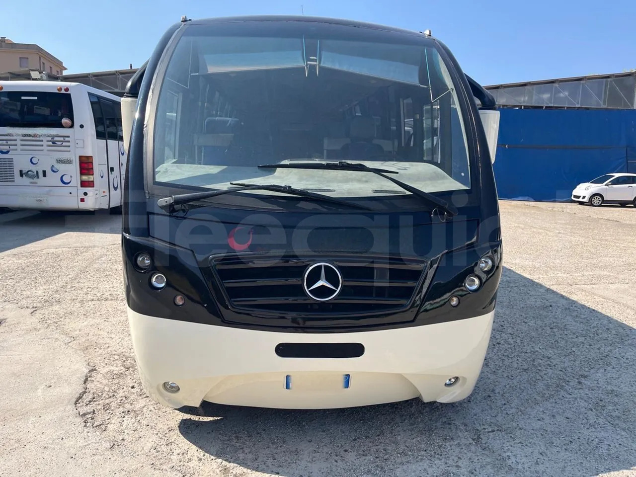 Mercedes-Benz MB 818 S - Távolsági busz: 2 kép. Mercedes-Benz MB 818 S - Távolsági busz: 2 kép.