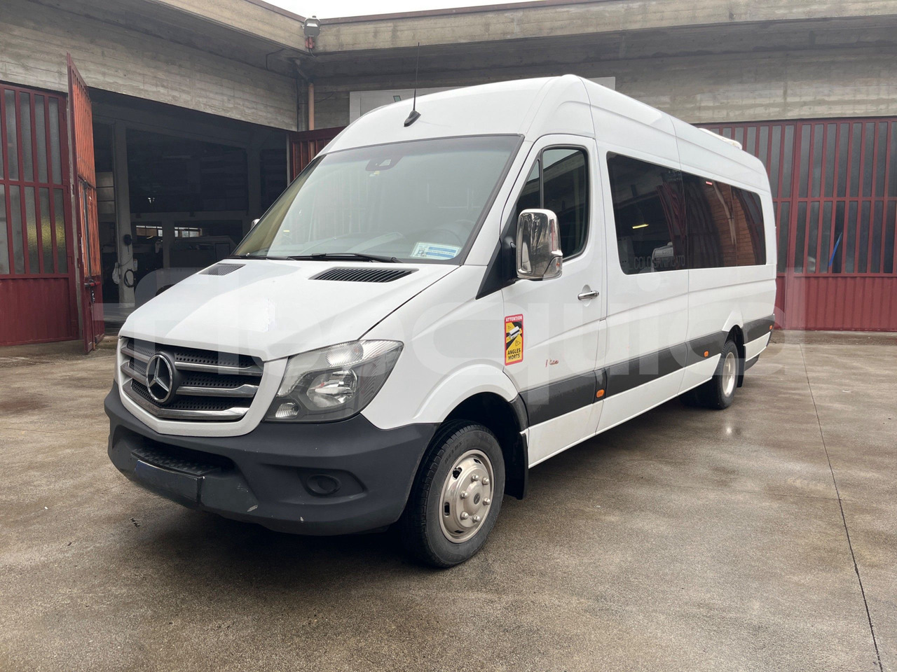 Mercedes-Benz Sprinter - Távolsági busz: 4 kép. Mercedes-Benz Sprinter - Távolsági busz: 4 kép.