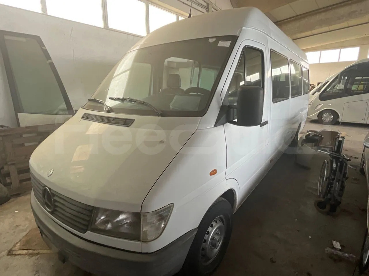 Mercedes-Benz Sprinter - Minibusz, Kisbusz: 4 kép. Mercedes-Benz Sprinter - Minibusz, Kisbusz: 4 kép.