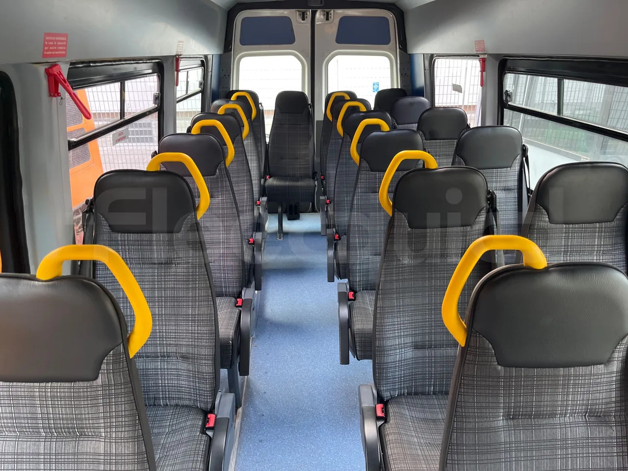 Minibusz, Kisbusz Mercedes-Benz Sprinter: 20 kép.