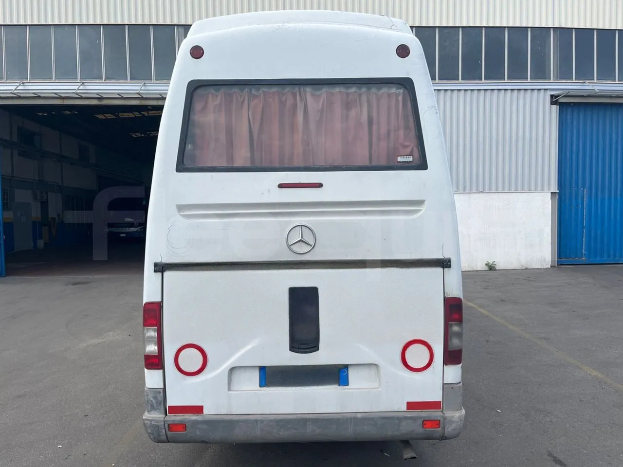 Mercedes-Benz Sprinter - Helyközi busz: 5 kép. Mercedes-Benz Sprinter - Helyközi busz: 5 kép.