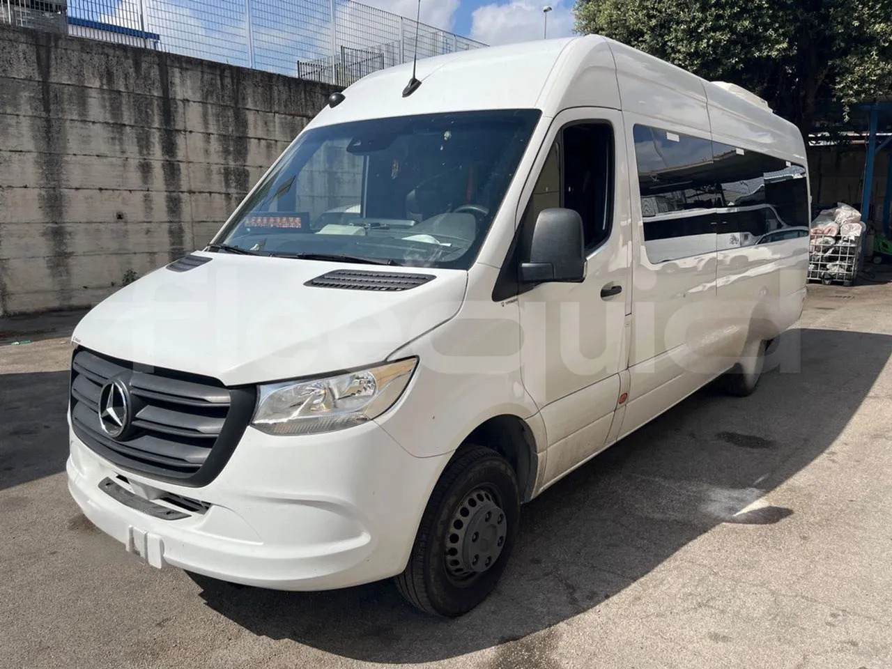 Mercedes-Benz Sprinter - Távolsági busz: 4 kép. Mercedes-Benz Sprinter - Távolsági busz: 4 kép.