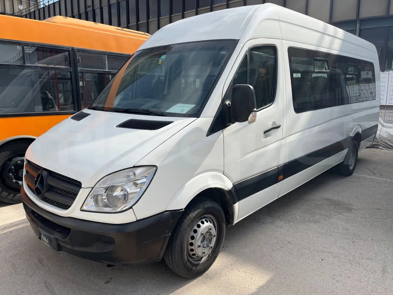 Mercedes-Benz Sprinter - Minibusz, Kisbusz: 4 kép. Mercedes-Benz Sprinter - Minibusz, Kisbusz: 4 kép.