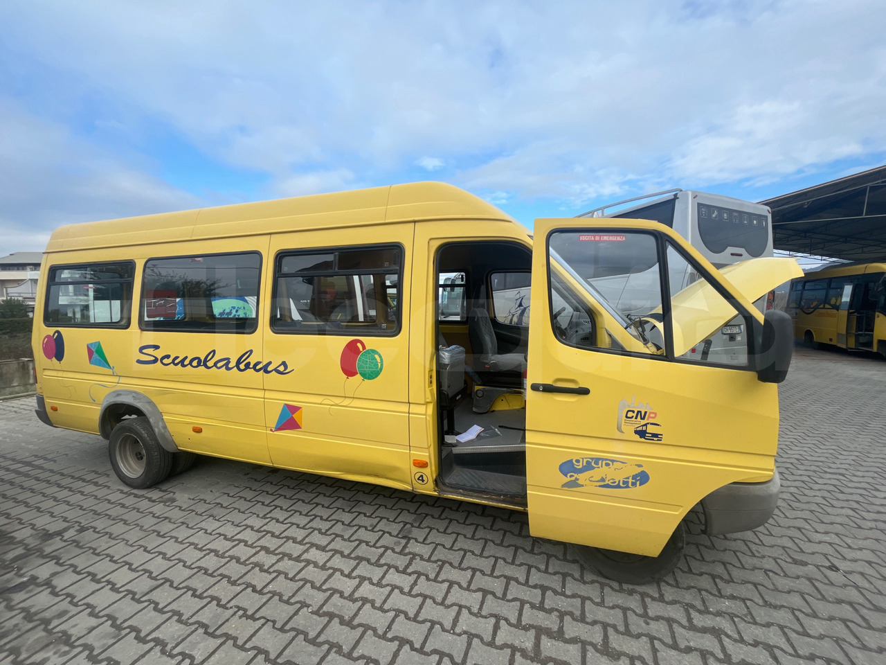 Iskolabusz Mercedes-Benz Sprinter: 11 kép.
