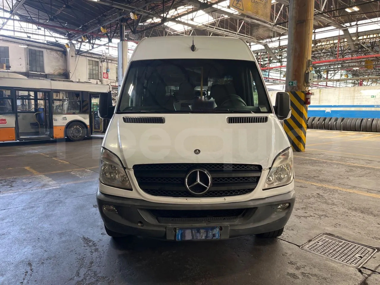 Mercedes-Benz Sprinter - Minibusz, Kisbusz: 2 kép. Mercedes-Benz Sprinter - Minibusz, Kisbusz: 2 kép.