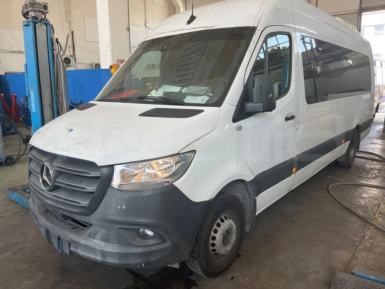 Mercedes-Benz Sprinter - Minibusz, Kisbusz: 4 kép. Mercedes-Benz Sprinter - Minibusz, Kisbusz: 4 kép.