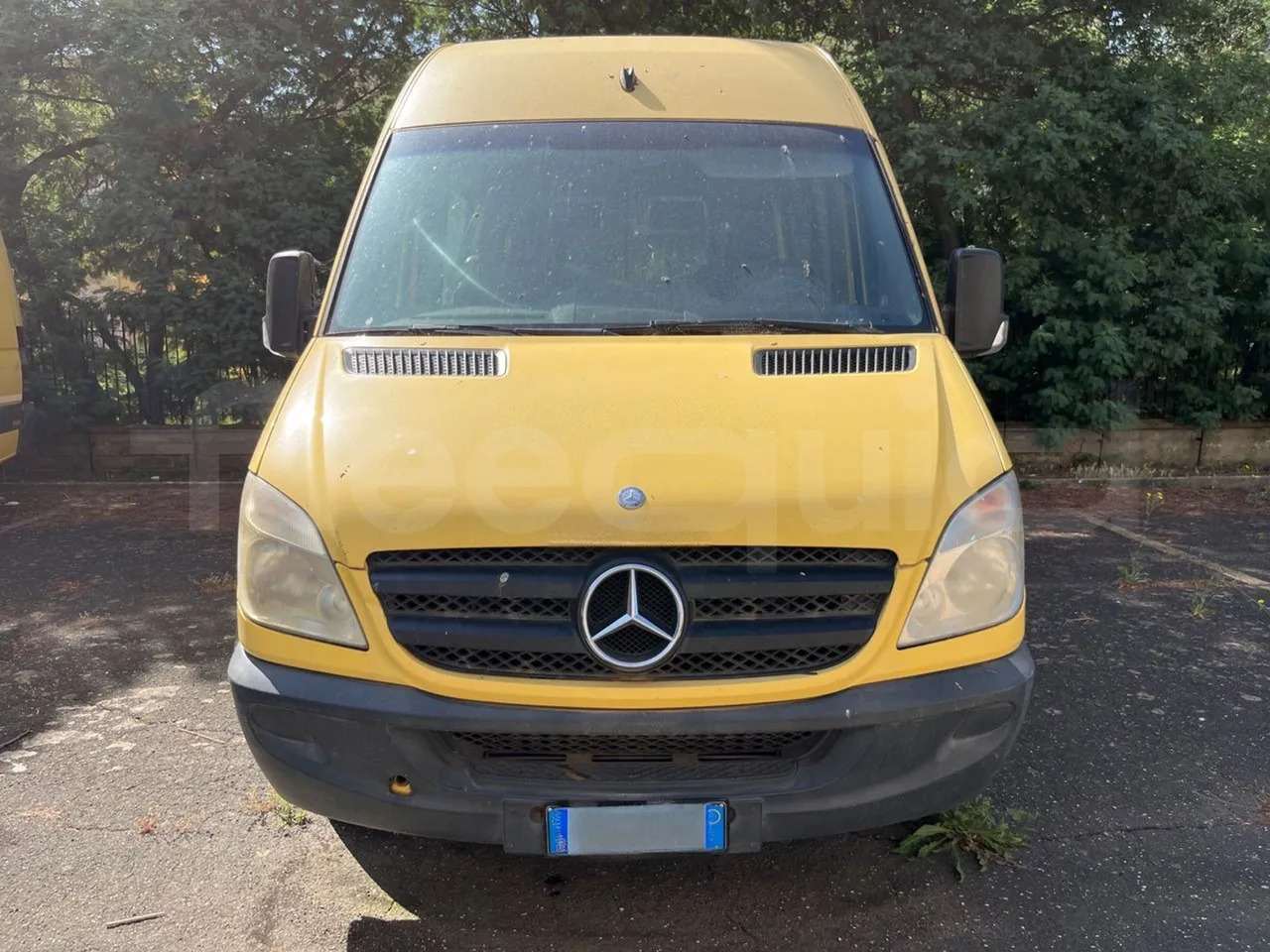 Mercedes-Benz Sprinter - Iskolabusz: 2 kép. Mercedes-Benz Sprinter - Iskolabusz: 2 kép.