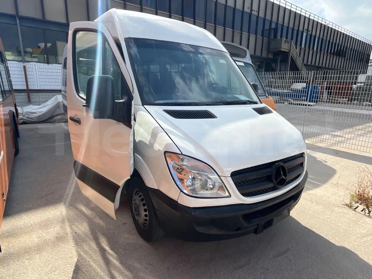 Minibusz, Kisbusz Mercedes-Benz Sprinter: 10 kép.